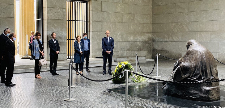 Bei der Kranzniederlegung in der Berliner Neuer Wache: MdB Michael Brand (rechts), die Botschafterin Bosnien-Herzegowinas Jadranka Winbow (Mitte) und links der Direktor der GfbV Ulrich Delius