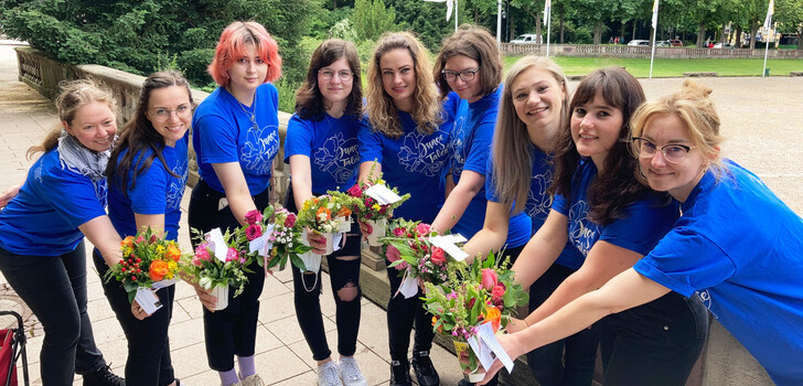 Die Floristinnen der Eduard-Stieler-Schule nahmen an der Fleurop-Aktion "Sag, was wichtig ist. Sag’s mit Blumen" teil.