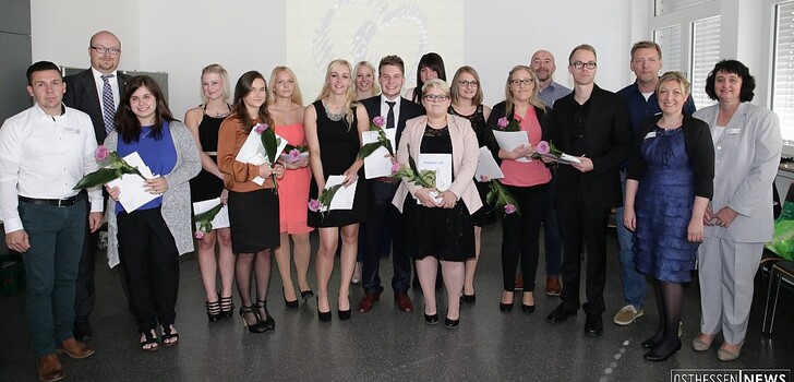 Das Gruppenfoto zum Abschluss mit links: Pflegedirektor Marcus Ries und Prokurist Sascha Sandow und von rechts: Schulleiterin Petra Roth, Kursleiterin Franziska Pettermann, stv. Pflegedirektor Michael Gottbehüt und fünfter von rechts Helmut Bode-Nohr Pflegedienstleiter