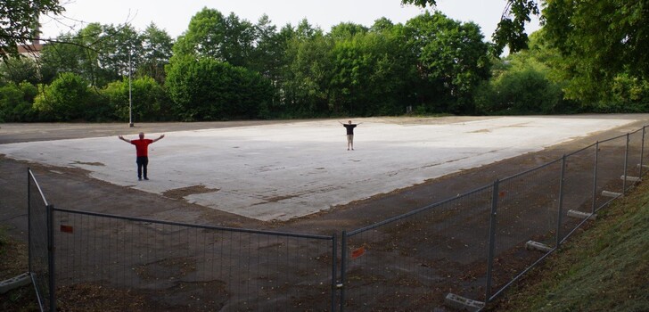 Viel Platz für eine Skateanlage in Bahnhofsnähe finden Katharina Jacob (rechts) und Winfried König von der Fraktion Die Linke.