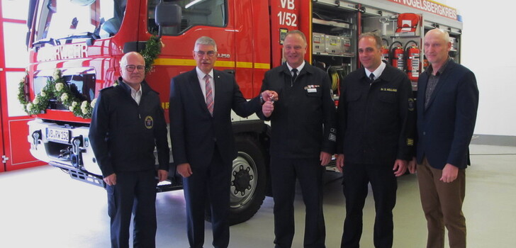 Schlüsselübergabe von Landrat Manfred Görig an Stadtbrandinspektor Andreas Hädicke (2. und 3. von links). Mit dabei Kreisbrandmeister Tony Michelis, Kreisbrandinspektor Dr. Sven Holland und 1. Stadtrat Joachim Erbes (von links).