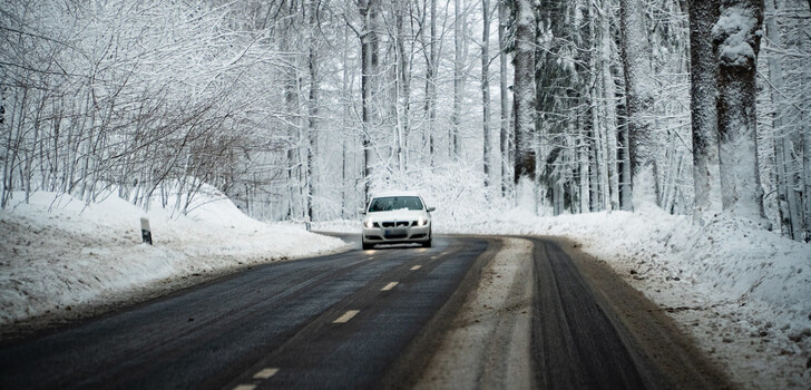 Autoscheibe enteisen: Was Autofahrer beim Eiskratzen und Co. beachten  sollten