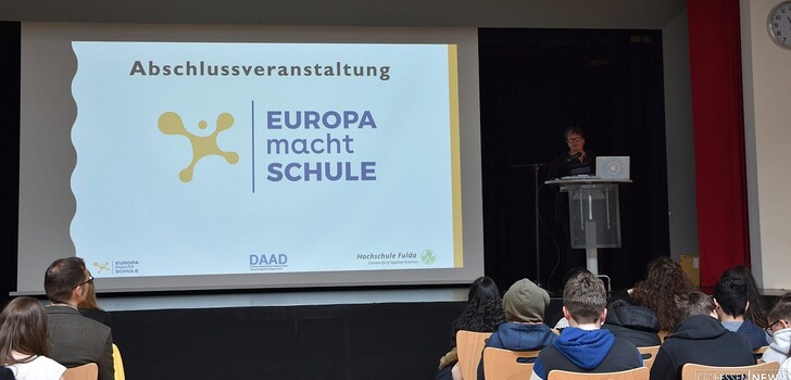 Hannelore Borck von der Hochschule Fulda begrüßte die Schülerinnen und Schüler, die an dem Projekt "Europa macht Schule teilgenommen haben, in der Halle 8 auf dem Campus