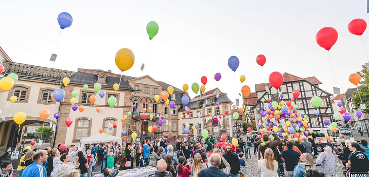 Friedenswunsch-Ballonaktion im Rahmen von "Nie wieder Krieg!" von SI Lauterbach Vogelsberg am Weltfriedenstag in Lauterbach.