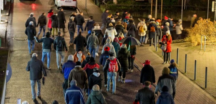In zahlreichen Kommunen kam es zu sogenannten Spaziergängen, um gegen die Corona-Maßnahmen zu protestieren