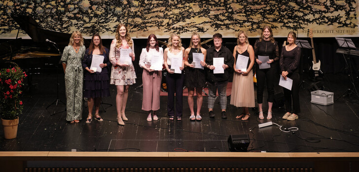 Nach drei Jahren Ausbildungszeit wurde neben der vollschulischen Ausbildungsform nun auch die „Praxisintegrierte vergütete Ausbildung“ (PivA) in die Berufspraxis entlassen.