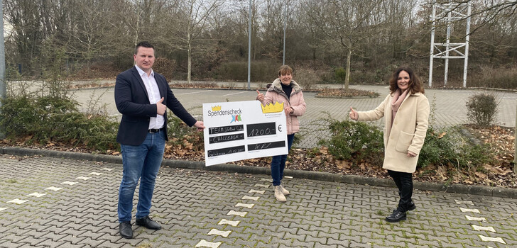 Von links nach rechts: Wladimir Römmich bei der Spendenübergabe mit Christina Jessl (Ehrenamtliche Geschäftsführerin der Barbarossakinder) und Bettina Büdel (1. Vorsitzende der Barbarossakinder)