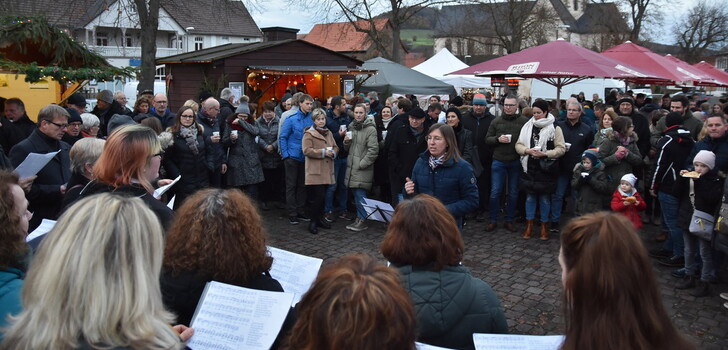 Neben Glühwein, Würstchen, Speckbrote sowie Crêpes und Kuchen gab es auch weihnachtliche Angebote.