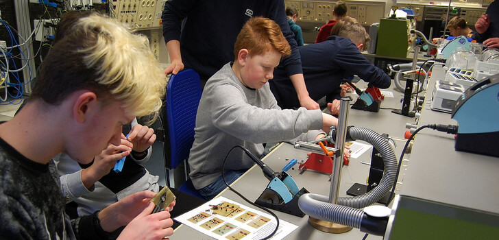 Betriebserkundung bei JUMO: Elektronik-Workshop beim Partnerunternehmen JUMO GmbH & Co. KG