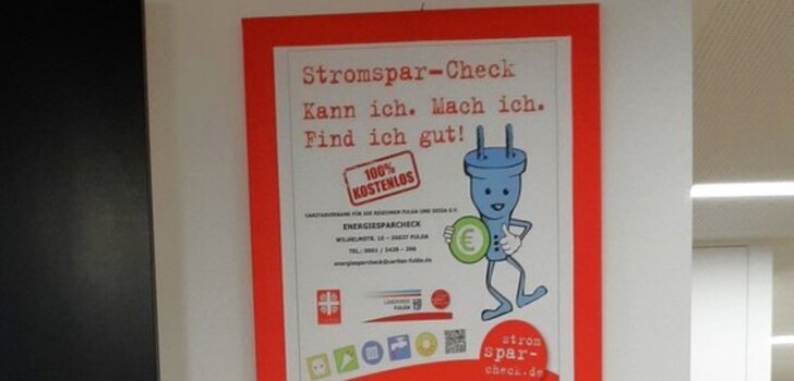 Ganz einfach zur Kontaktaufnahme: Um Betroffene zu informieren und den Zugang zum CaritasAngebot zu erleichtern, wurde kürzlich ein Energiesparcheck-Briefkasten im Wartebereich des neu
gestalteten Fuldaer Behördenzentrums am Heinrich-von-Bibra-Platz aufgestellt.