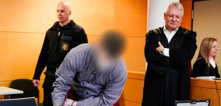 Der Hauptangeklagte kommt in den Verhandlungssaal des Landgerichts, rechts steht sein Verteidiger Lars Nozar.