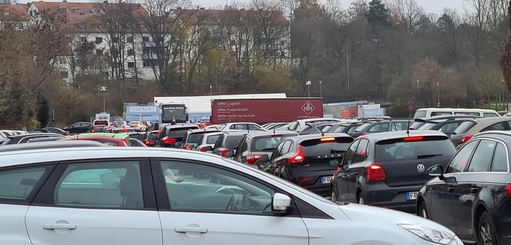 Die Autoschlange am Freitagvormittag vor dem Corona-Testcenter auf der Ochsenwiese in Fulda