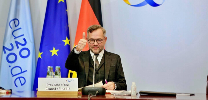 Daumen hoch für Europa: Der heimische Bundestagsabgeordnete Michael Roth war einer der führenden Köpfe während der deutschen Ratspräsidentschaft