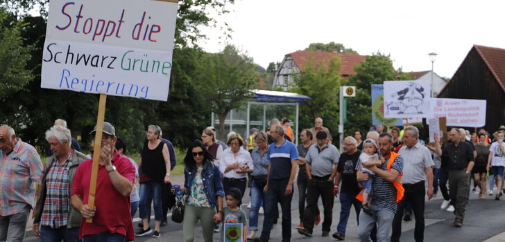 "Stoppt die schwarz-grüne Regierung", fordern Demonstrationsteilnehmer in Wildeck-Richelsdorf
