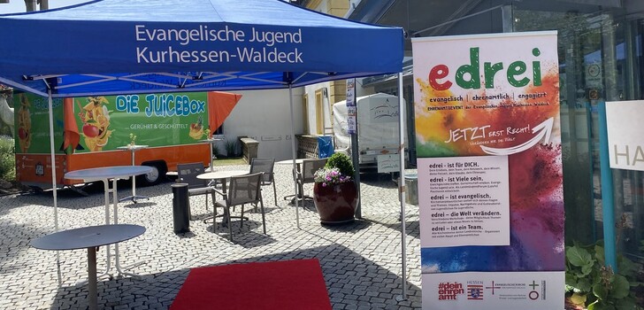 "edrei" - evangelisch, ehrenamtlich, engagiert -, so präsentierte sich die Kirchen-Jugend aus Kurhessen-Waldeck bei einem Wochenend-Event auf dem bayerischen Volkersberg bei Bad Brückenau.