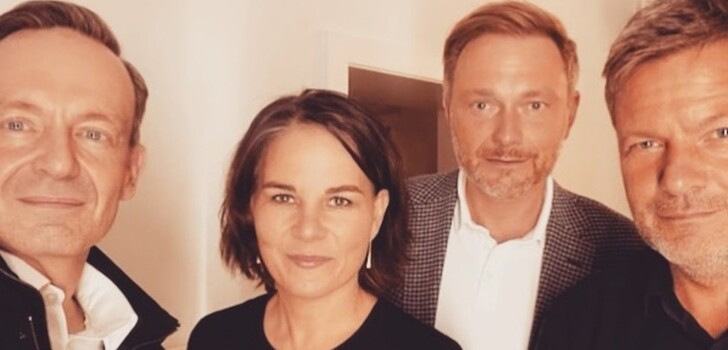 Volker Wissing, Annalena Baerbock, Christian Lindner und Robert Habeck zeigen sich zusammen vor den Koalitionsgespräche am Wochenende