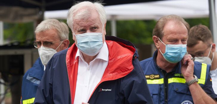 Bundesinnenminister Horst Seehofer (CSU, M) besucht Helfer des Technischen Hilfswerks, die dort nach dem Hochwasser eine Trinkwasseraufbereitungsanlage betreiben.