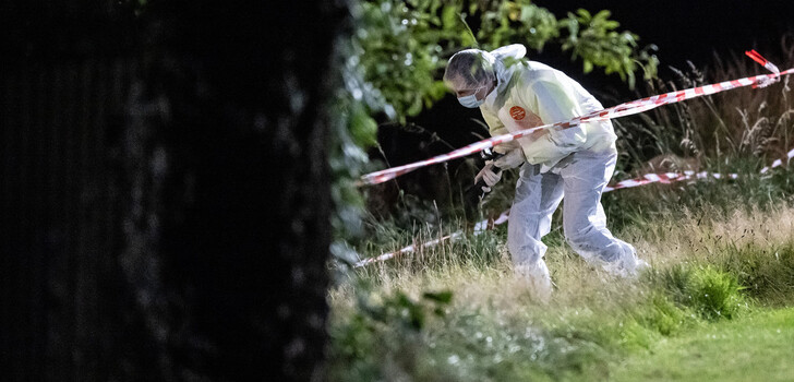 Ein Mitarbeiter der Spurensicherung geht zum Fundort. In Bad-Emstal, im Landkreis Kassel, ist eine Frauenleiche entdeckt worden.