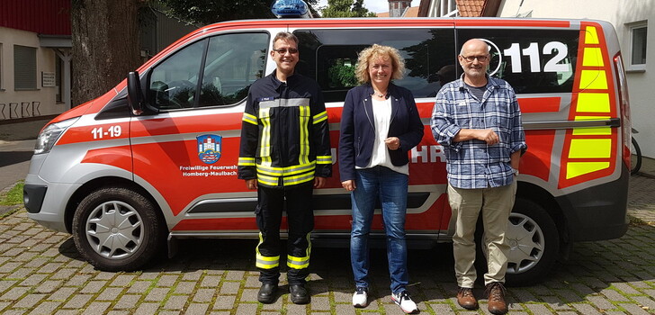 Bürgermeisterin Blum mit Wehrführer Rieß (li) und Ortsvorsteher Jansky (re) vor dem neuen Mannschaftstransportwagen