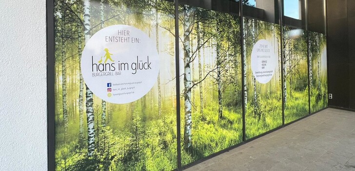 Bisher sind die Fensterscheiben noch zugeklebt. Die Kette "Hans im Glück" will schon bald den neuen Standort in Fulda eröffnen.
