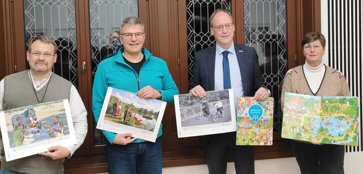 Präsentieren "Wimmelbuch" und Fotokalender: Evamaria Medler-Waloschek, Erster Stadtrat Stefan Schubert, Dirk Jonas und Andreas Grabon OMI (von rechts).