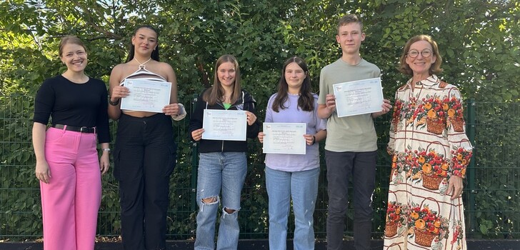 Französischlehrerin Kathrin Hanstein, Radmila Mladenov, Lena Emmerich, Paula Bernecker, Maximilian Lerch und Gymnasialzweigleiterin Cornelia Handke.