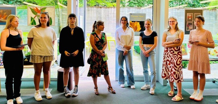 Unter dem Motto "FLOWER-TIME" stellen derzeit Zwölftklässlerinnen der Konrad-Zuse-Schule Hünfeld ihre Kunstwerke in den Räumlichkeiten der Hochschul-, Landes- und Stadtbibliothek (HLSB) am Fuldaer Heinrich-von Bibra-Platz aus.