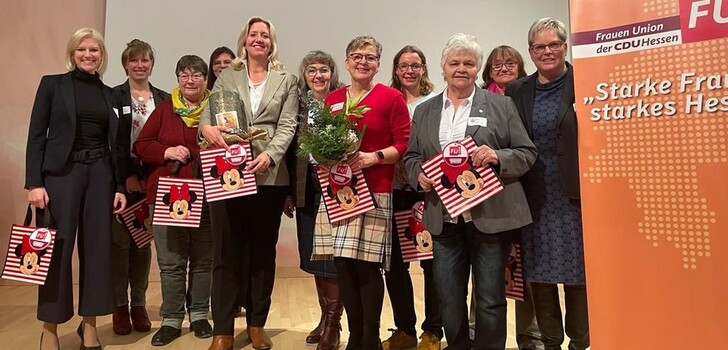 Der neu gewählte Vorstand (von links): Sabrina Wiegand-Mischak, Sonja Habermehl, Greet Mehldau-Janitz, Stefanie Planz, Ines Claus MdL, Beatrix Eschenbruch-Przybilla, Dr. Birgit Richtberg, Anna Elisabeth Steuernagel, Margit Wallisch, Ursula Helm und Iris Schmidt. Es fehlen: Susanne Becker, Angelika Förster und Jennifer Gießler.