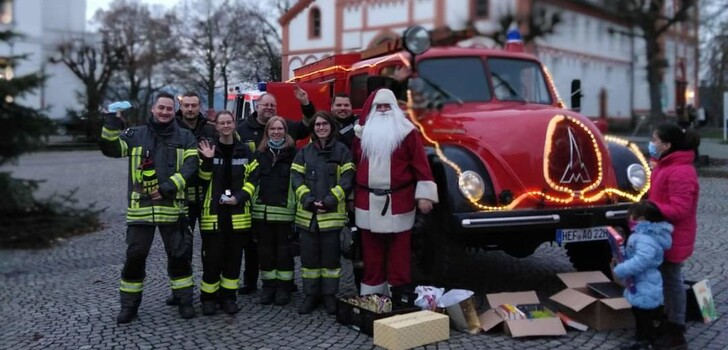Der Hersfelder Weihnachtsmann mit seinen Helfern auf dem Sinziger Kirchplatz