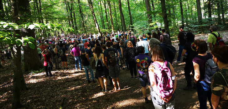 Hunderte Menschen folgten am vergangenen Sonntag dem Aufruf zur Mahnwache und dem Waldspaziergang.