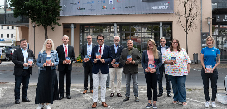Bürgermeister Thomas Fehling, Martina Pfannkuch (Libri), Wolfgang Kurth (Sparkasse Bad Hersfeld-Rotenburg), Dipl. Wirtsch.-Ing. Markus Gilbert (Stadtwerke), Dr. Thomas Handke (Juryvorsitzender der Aktion und Sponsor), Wolfgang Laundau (Rotary Club Rotenburg-Melsungen), Dr. Rainer Werz (Kieferorthopädie Werz), Sandra Rudolph (Stadtbibliothek/Koordinatorin der Aktion), Bernd Klee (Rotary Club Hersfeld-Rotenburg), Eva Räuber (Bauunternehmen Räuber), Linda Odeh (Giant Store Bad Hersfeld); es fehlt die Sponsorin Frau Saskia Hildwein (City-Apotheke).