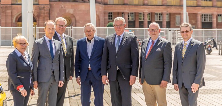 Der Gesamtvorstand des ADAC Hessen-Thüringen, v.l.n.r.: Gisela Warminsky, Vorstandsmitglied für den Ortsclub-Bereich Hessen, Jürgen Lachner, Vorstandsmitglied für Verkehr, Umwelt und Technik, Renè Burkard, Vorstandsmitglied für Motorsport, Claus-O. Herzig, stellv. Vorsitzender und Vorstandsmitglied für Finanzen, Wolfgang Wagner-Sachs, Vorsitzender, Dr. Hilmar Siebert, Vorstandsmitglied für Freizeit, Reise und Tourismus, Ralf Kärger, Vorstandsmitglied für den Ortsclub-Bereich Thüringen