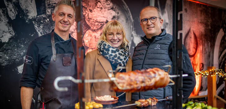 Betriebsleiter Mario Höhne (links) mit Marie-Christine Nelles und Sven Nelles am OFYR-Grill