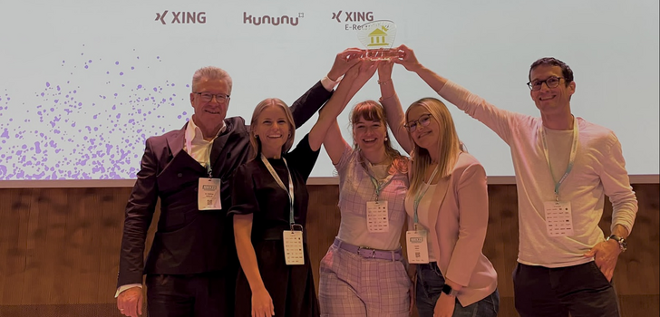 IHK-Präsident Dr. Christian Gebhardt feierte gemeinsam mit Lisa Hornung, Marie Farnung, Carolin Völler und Michael Konow auf der Bühne der Hamburger Elbphilharmonie (v. li.)
