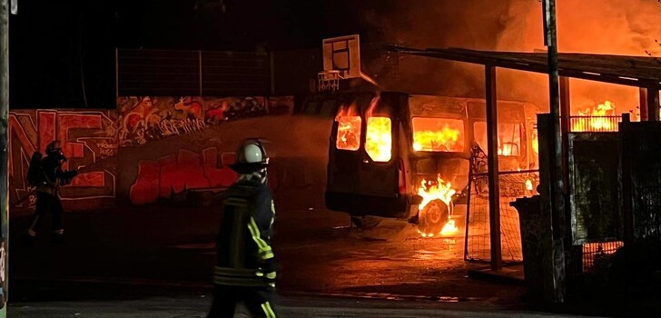 Auf dem Gelände der Jugendkulturfabrik brannten zwei Autos lichterloh