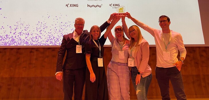 Bei der Preisverleihung in der Hamburger Elbphilharmonie, von links: IHK-Präsident Dr. Christian Gebhardt, Lisa Hornung, Marie Farnung, Carolin Völler und
Michael Konow