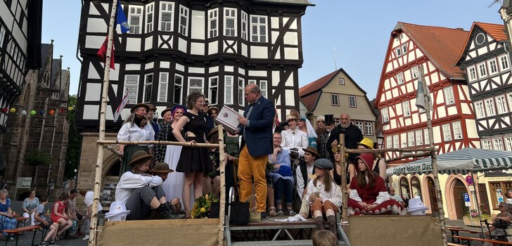 Bürgermeister Stephan Paul ehrt Johanna Mildner mit der Bronzenen Anstecknadel.