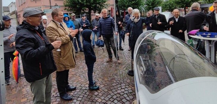 Stadträtin Martina Sauerbier tauft das neue Segelflugzeug auf den Namen "Stadt Hünfeld". Mit dabei (von links): Stadtverordnetenvorsteher Berthold Quell, Bürgermeister Benjamin Tschesnok, Stadtpfarrer Dr. Michael Müller und Werner Eichler vom Vorstand der VR-Bank NordRhön eg.