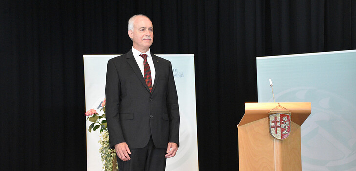 Der Blick geht in Richtung Zukunft. Der nun ehemalige Geschäftsführer des Klinikum Hersfeld-Rotenburg verabschiedet sich in den Ruhestand.