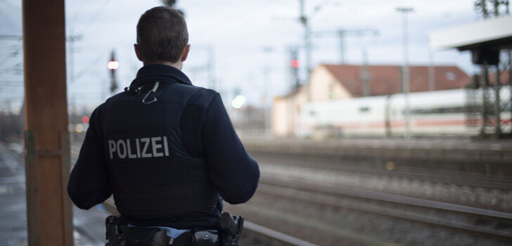 24-Jähriger erschien zunächst hilflos, griff dann allerdings zwei Personen an.