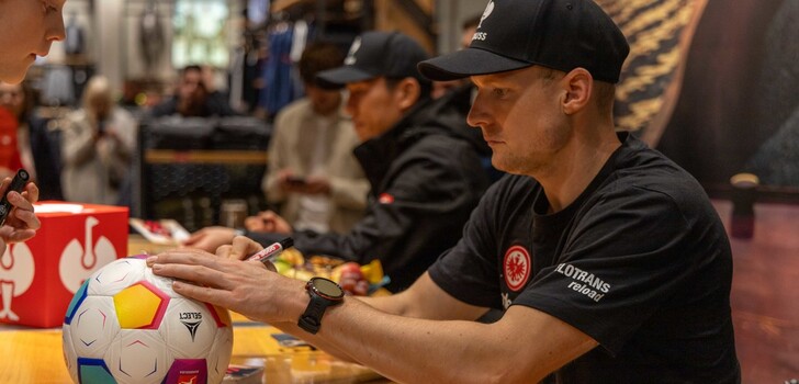 Sebastian Rode von Eintracht Frankfurt bei einer Autogrammstunde im Main-Kinzig-Kreis