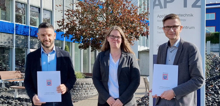 Samir Moalem, Leiter Personal und Recht bei b+m, Arbeitscoachin Verena Bleuel und Schulleiter Christian Pießnack (v.l.n.r.) schließen Kooperation zwischen b+m und der Lichtbergschule Eiterfeld, um jungen Menschen berufliche Perspektiven in der Region anzubieten.
