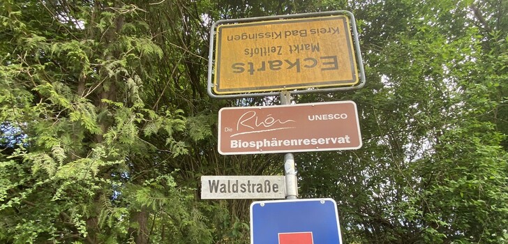 Wo waren wir noch mal stehen geblieben? Ach ja, vor dem um-/verdrehten Ortsschild im Zeitlofser Ortsteil!