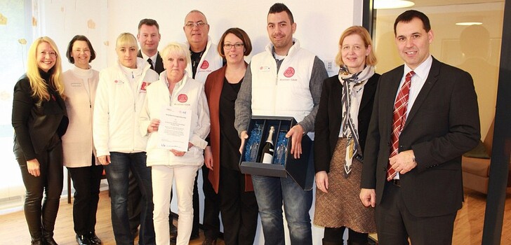 Familienfreundlicher Betrieb im neuen Haus Ronneburg (von links): Ute Pfaff-Hamann, Christine Hechler, Cornelia Kremer-Bock, Bürgermeister Andreas Hofmann, Andrea Knauf, Martin Kremer, Erste Kreisbeigeordnete Susanne Simmler, Patrick Kremer, Ilona Frei und Bürgermeister Michael Göllner