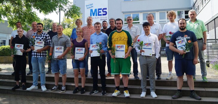 Stolz auf ihre Leistung: Die Gesellinnen und Gesellen mit Klassenlehrern, Prüfungsausschuss und Abteilungsleiterin Susanne Schäfe