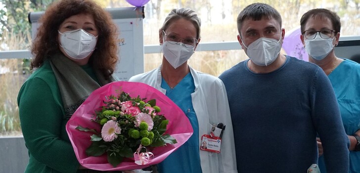 Frau Dr. med. Sandra Rehlis, Fachärztin für Frauenheilkunde und Geburtshilfe (m) mit den frisch gebackenen Eltern.