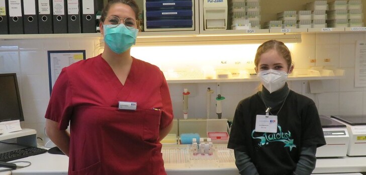 Ein spannender Besuch im hauseigenen Labor: Anna Eggelsmann schaute Karolina Bugwicz (links), Leiterin des Labors, einen Vormittag lang über die Schultern