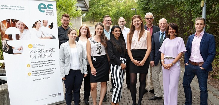 Die Studierenden der Hotelfachschule mit Schulleiter Jörg Demuth und Leiterin der Hotelfachschule Margit Goldstein sowie Roland Frormann von der Region Fulda GmbH
