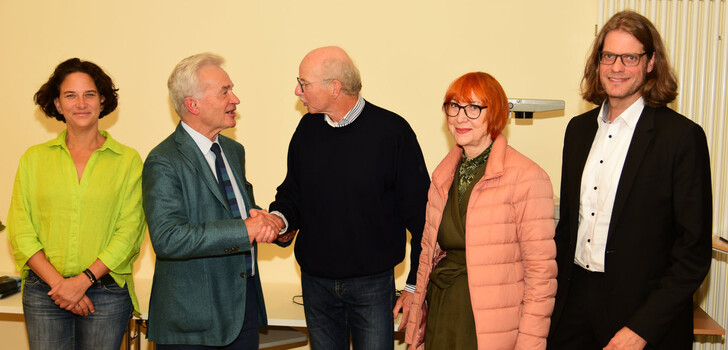 Peter Niehaus (Zweiter von links) und der Rest des Vorstands der Freunde & Förderer des Schlosstheaters gratulieren ihrem neuen Vorsitzenden Stefan Schunck (Mitte).