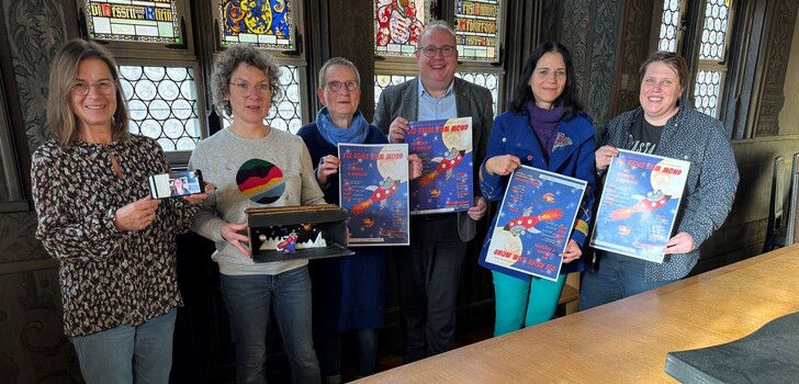 Stellen „die Reise zum Mond“ vor (von links nach rechts): Ruth Henkel, Johanna Mildner, Inge Zuschlag, Bürgermeister Stephan Paule, Simone Schneider und Maria Hoyer